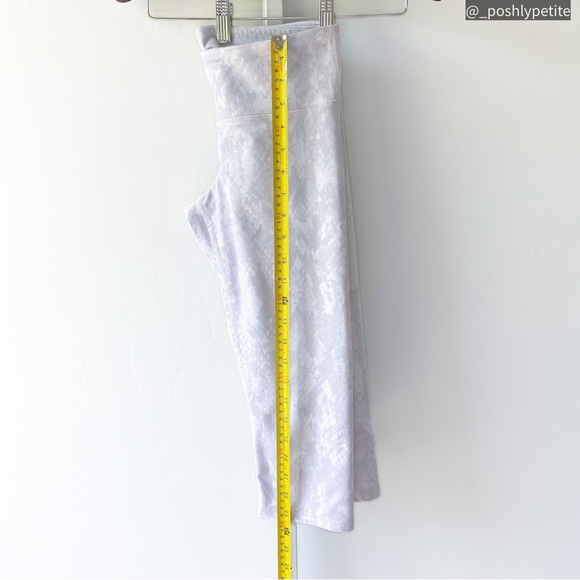 Alo XS white grey python snake print capri leggings workout pant - Picture 10 of 17